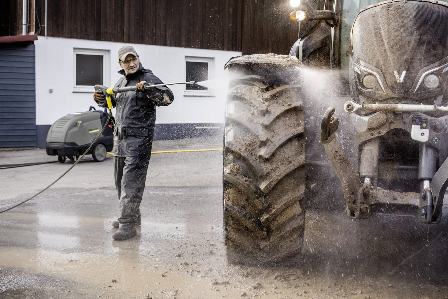 Warmwater hogedrukreiniger bij het reinigen van een tractor